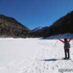 里は春まぢかだが刈込湖は登山者を拒む深い雪（スノーシューツアー）